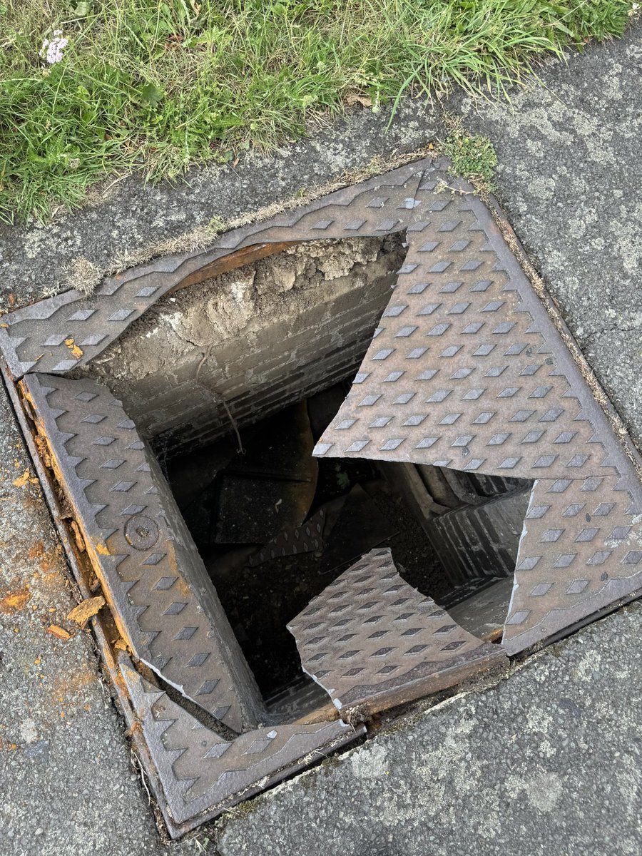 afearn97's tweet photo. @thameswater @Royal_Greenwich very dangerous drain cover damaged and exposed with a sharp part over hanging with a very steep drop. Rochester Way/Glenesk rd side. Opposite house no.661/665 https://t.co/FyQfnff00t