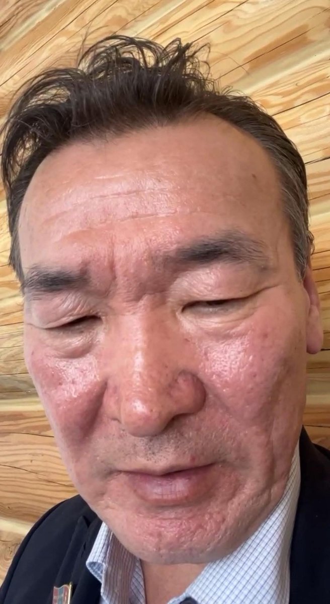 Энэ лайвыг нь тухтай үзлээ. Хэд хэдэн зүйл ярианаас нь анзаарлаа. 

1. Энэ миний хашаа биш манай дүүгийнхаа л гэнэ. Тэгсэн хирнээ хашаанд нь өөрийнхөө дөрвөн нохойг уячихсан байгааг тойруулж харуулж байна. 
2. Энэ жижигхэн хүлэмжинд өөрсдөө бид зундаа юм тарьдагаа л гэнэ.