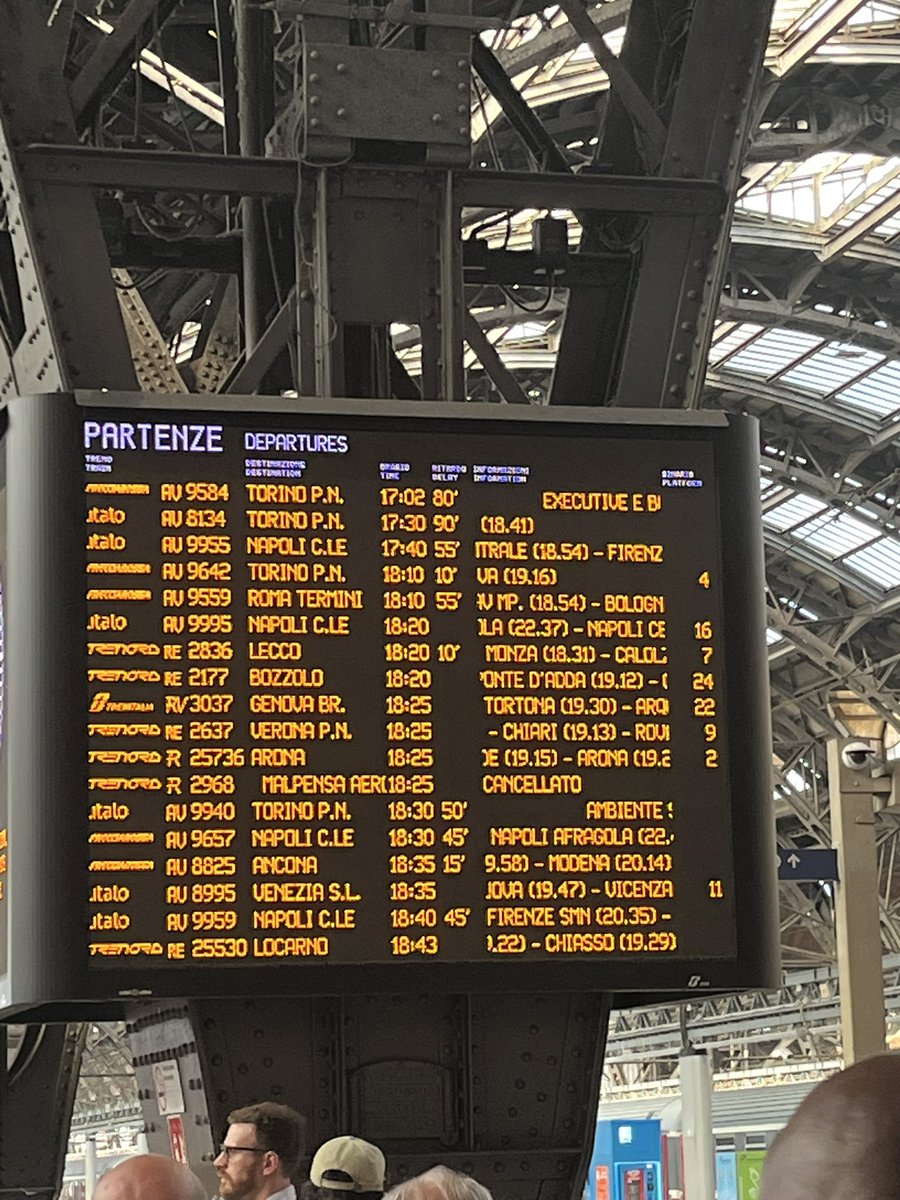 BiagioChiariell's tweet photo. Un’altra normalissima giornata di ritardi in questo paese gestito da un clown nullafacente ai trasporti #ritardi #treni https://t.co/QXpFBXFjPh