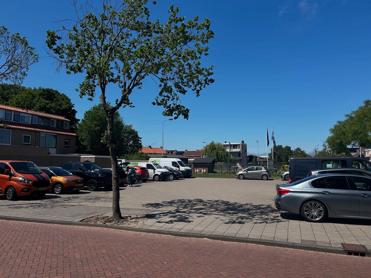 Roel Batelaan (@roelbatelaan) on Twitter photo Onlangs stelde ik vragen aan het college van B&W <a href="/GemWestland/">Gemeente Westland</a> over de ontwikkelingen in het centrum van Maasdijk. Lees hier meer: westland.vvd.nl/nieuws/58285/z…
Foto: verdwijnende parkeerplaatsen Nassaustraat. Onlangs stelde ik vragen aan het college van B&W <a href="/GemWestland/">Gemeente Westland</a> over de ontwikkelingen in het centrum van Maasdijk. Lees hier meer: westland.vvd.nl/nieuws/58285/z…
Foto: verdwijnende parkeerplaatsen Nassaustraat.