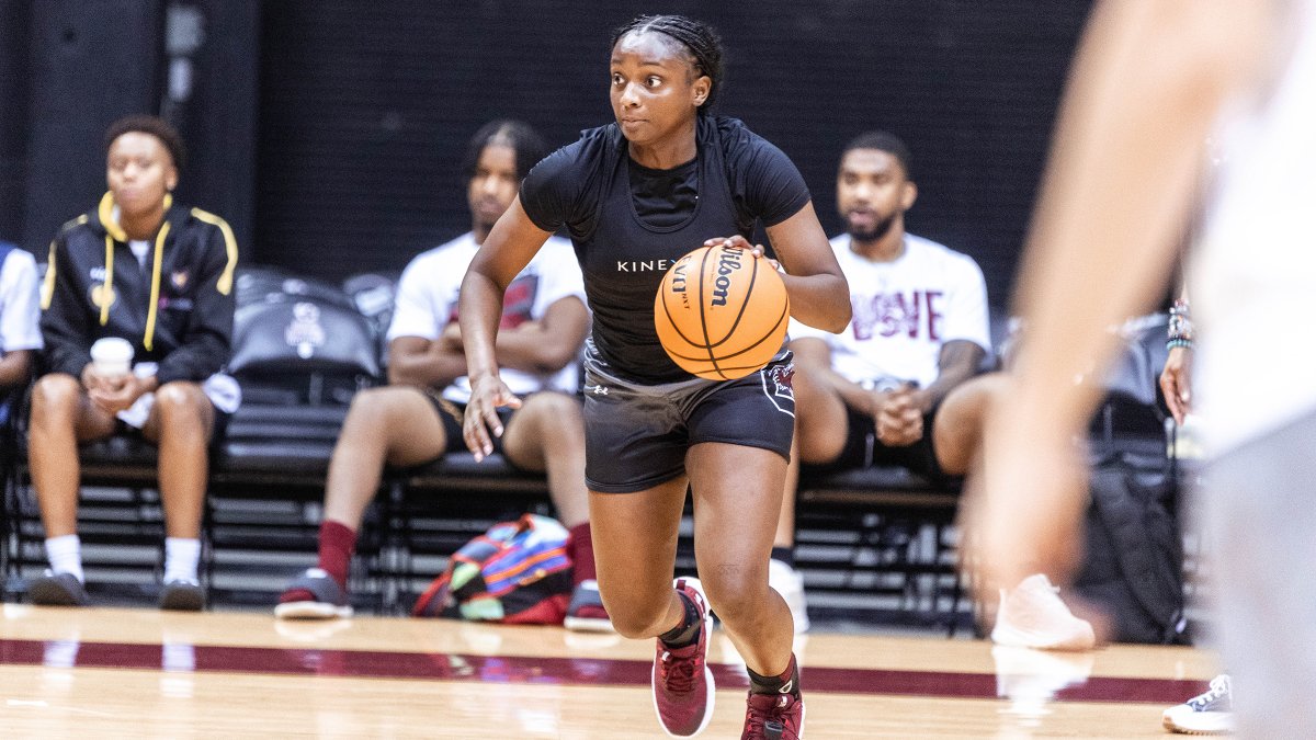GamecockWBB's tweet photo. Back together back to work 😤 https://t.co/YLbRQ5Zznr