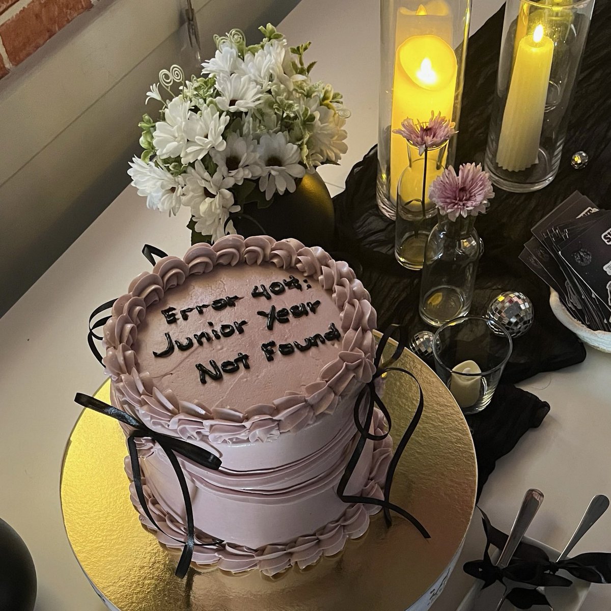 r27en's tweet photo. اوول دفعة هندسة برمجيات صاروا سينيورزز🥳🥳
#1stBatchSWE
 #SWEUQU44 https://t.co/0QYrfWaD9m