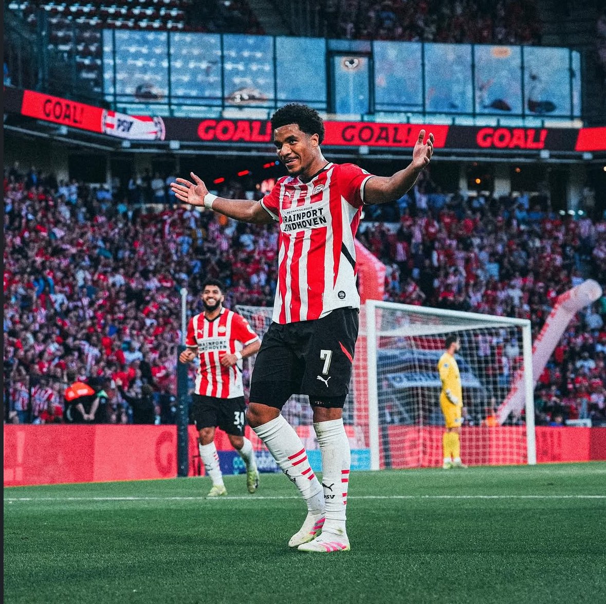 🚨Breaking: Leverkusen möchte Malik Tillman von der PSV Eindhoven verpflichten. 

Mit dem Spieler ist sich Leverkusen bereits einig und möchte nun eine Ausstiegsklausel ziehen.

[ <a href="/NocksVon/">Stephan von Nocks</a> / <a href="/kicker/">kicker</a> ]