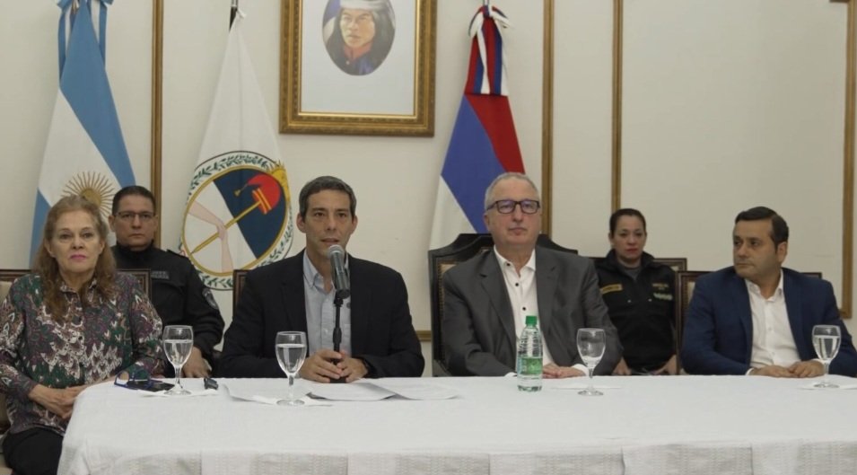 La foto de la vergüenza. 9 meses pasaron para que liberen al 2do policía que estuvo preso por mandar un WhatsApp. Los 3 poderes sostuvieron el relato renovador que nadie más cree. Terminen con esta injusticia y liberen a los que faltan.