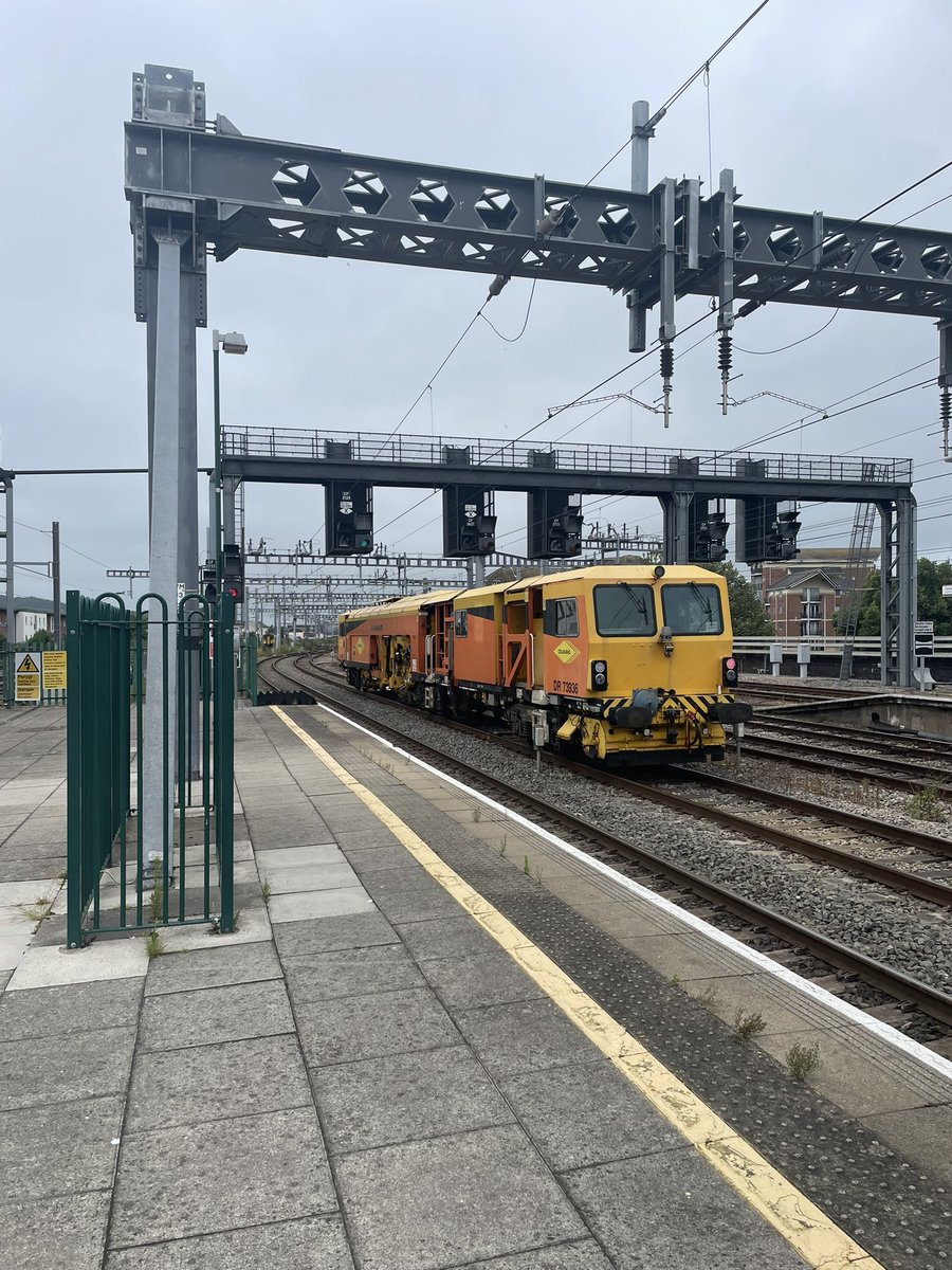 richardmpocock's tweet photo. Busy busy at Cardiff Central 
#shedwatch #freight https://t.co/RKh9EYrryv