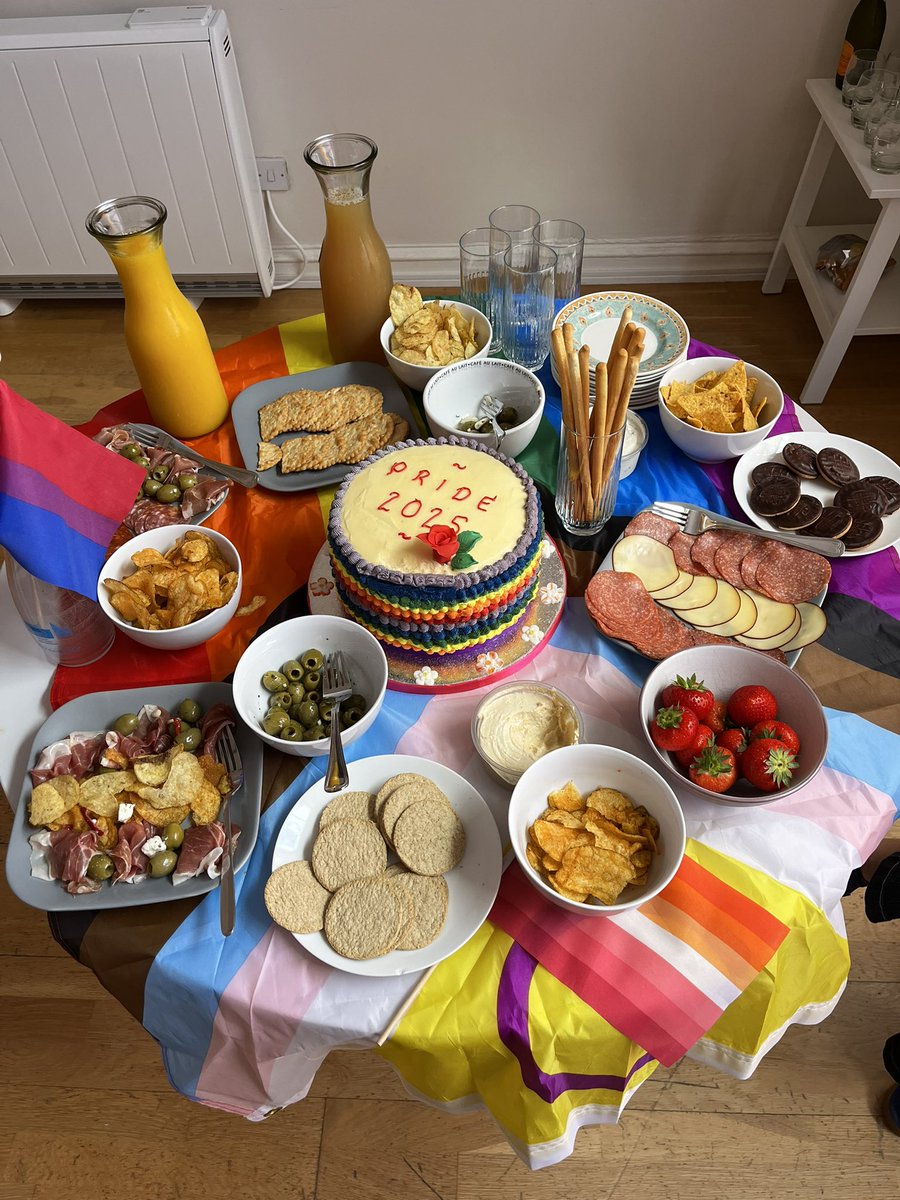 We’re all ready to celebrate #Pride2025 at EM Ireland’s offices 🥳🎉 

And just look at these cake layers! 🤤

Wishing everyone a happy Pride! 🌈