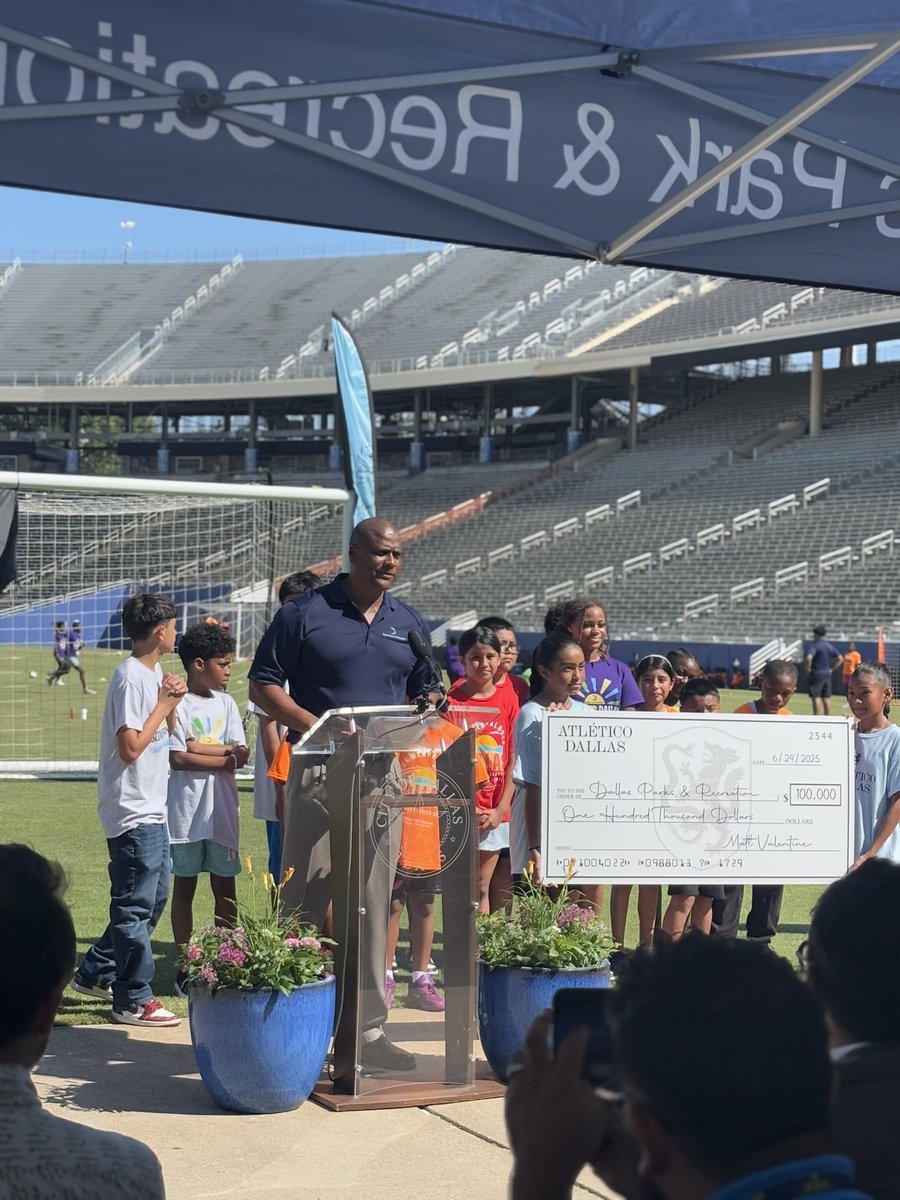 Dallas City Council District 2 (@cityofdallasd2) on Twitter photo Me enorgullece decir que hoy trabajamos junto con <a href="/atleticodallas/">Atlético Dallas</a>, <a href="/DallasParkRec/">Dallas Park and Recreation Department</a>, Dallas Park Board, el departamento Economic Development y mis colegas en el Concejo Municipal para dar la bienvenida a un nuevo equipo de fútbol profesional de Dallas que ahora reside en Dallas. + Me enorgullece decir que hoy trabajamos junto con <a href="/atleticodallas/">Atlético Dallas</a>, <a href="/DallasParkRec/">Dallas Park and Recreation Department</a>, Dallas Park Board, el departamento Economic Development y mis colegas en el Concejo Municipal para dar la bienvenida a un nuevo equipo de fútbol profesional de Dallas que ahora reside en Dallas. +