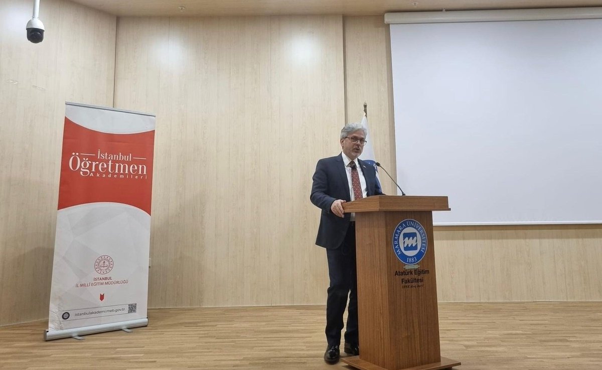 istanbulilmem's tweet photo. 🔷️ Müdürlüğümüz ve Marmara Üniversitesi Tarih Eğitimi Anabilim Dalı iş birliğiyle düzenlenen "II. Tarih Öğretmenleri Çalıştayı"nın açılışı Bakan Yardımcımız Sayın Dr. Ömer Faruk Yelkenci, Özel Eğitim ve Rehberlik Hizmetleri Genel Müdürümüz Sayın Doç. Dr. Mustafa Otrar, değerli akademisyenler, eğitim yöneticileri ve öğretmenlerimizin katılımıyla Marmara Üniversitesi Recep Tayyip Erdoğan Külliyesi Maltepe Yerleşkesi'nde gerçekleştirildi.

Çalıştay, Bakan Yardımcımız Sayın Dr. Ömer Faruk Yelkenci'nin "Tarih Öğretim Programı Deneyimleri" konulu açılış konferansıyla başladı. Genel Müdürümüz Sayın Doç. Dr. Mustafa Otrar'ın "Tarih Derslerinde Zenginleştirme ve Destekleme" konulu sunumu ile devam etti.

✨️ İki gün sürecek çalıştayda Yeni Maarif Modeli Programına 15 farklı atölye çalışması gerçekleştirilecek.

@tcmeb @Yusuf__Tekin 
@MucahitYentur @marmara1883