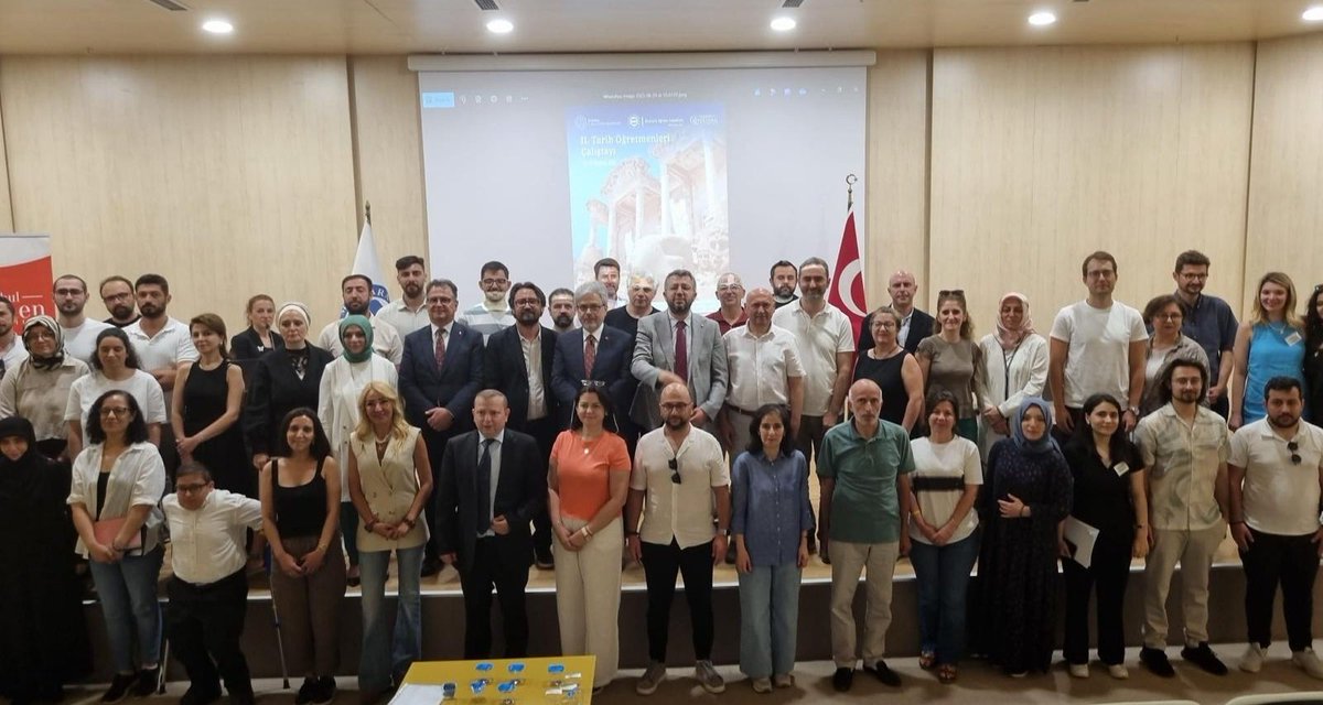 istanbulilmem's tweet photo. 🔷️ Müdürlüğümüz ve Marmara Üniversitesi Tarih Eğitimi Anabilim Dalı iş birliğiyle düzenlenen "II. Tarih Öğretmenleri Çalıştayı"nın açılışı Bakan Yardımcımız Sayın Dr. Ömer Faruk Yelkenci, Özel Eğitim ve Rehberlik Hizmetleri Genel Müdürümüz Sayın Doç. Dr. Mustafa Otrar, değerli akademisyenler, eğitim yöneticileri ve öğretmenlerimizin katılımıyla Marmara Üniversitesi Recep Tayyip Erdoğan Külliyesi Maltepe Yerleşkesi'nde gerçekleştirildi.

Çalıştay, Bakan Yardımcımız Sayın Dr. Ömer Faruk Yelkenci'nin "Tarih Öğretim Programı Deneyimleri" konulu açılış konferansıyla başladı. Genel Müdürümüz Sayın Doç. Dr. Mustafa Otrar'ın "Tarih Derslerinde Zenginleştirme ve Destekleme" konulu sunumu ile devam etti.

✨️ İki gün sürecek çalıştayda Yeni Maarif Modeli Programına 15 farklı atölye çalışması gerçekleştirilecek.

@tcmeb @Yusuf__Tekin 
@MucahitYentur @marmara1883