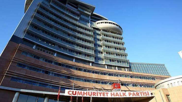 CHP Genel Merkezi bir parti binası değildir.

Cumhuriyet’in, Atatürk İlkelerinin ve devrimlerinin KARARGAHIDIR.

Bugün yapılan açıklamalar, iktidarın yoğun çabaları görüyoruz ki; bu karargaha girme amacı olanlar var.

Kusura bakmayın bizi çiğnemeniz gerekecek, o yürek sizde yok.