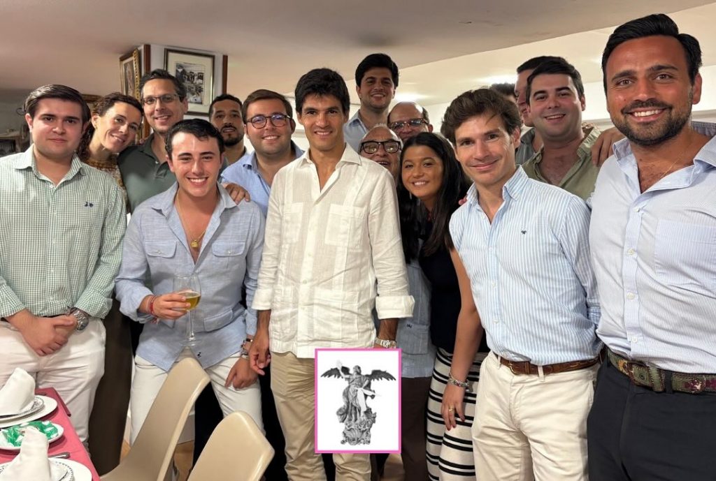📝 ACTUALIDAD

👉 Pablo Aguado, con los universitarios de Sevilla
chicuelinasytafalleras.com/actualidad/pab…