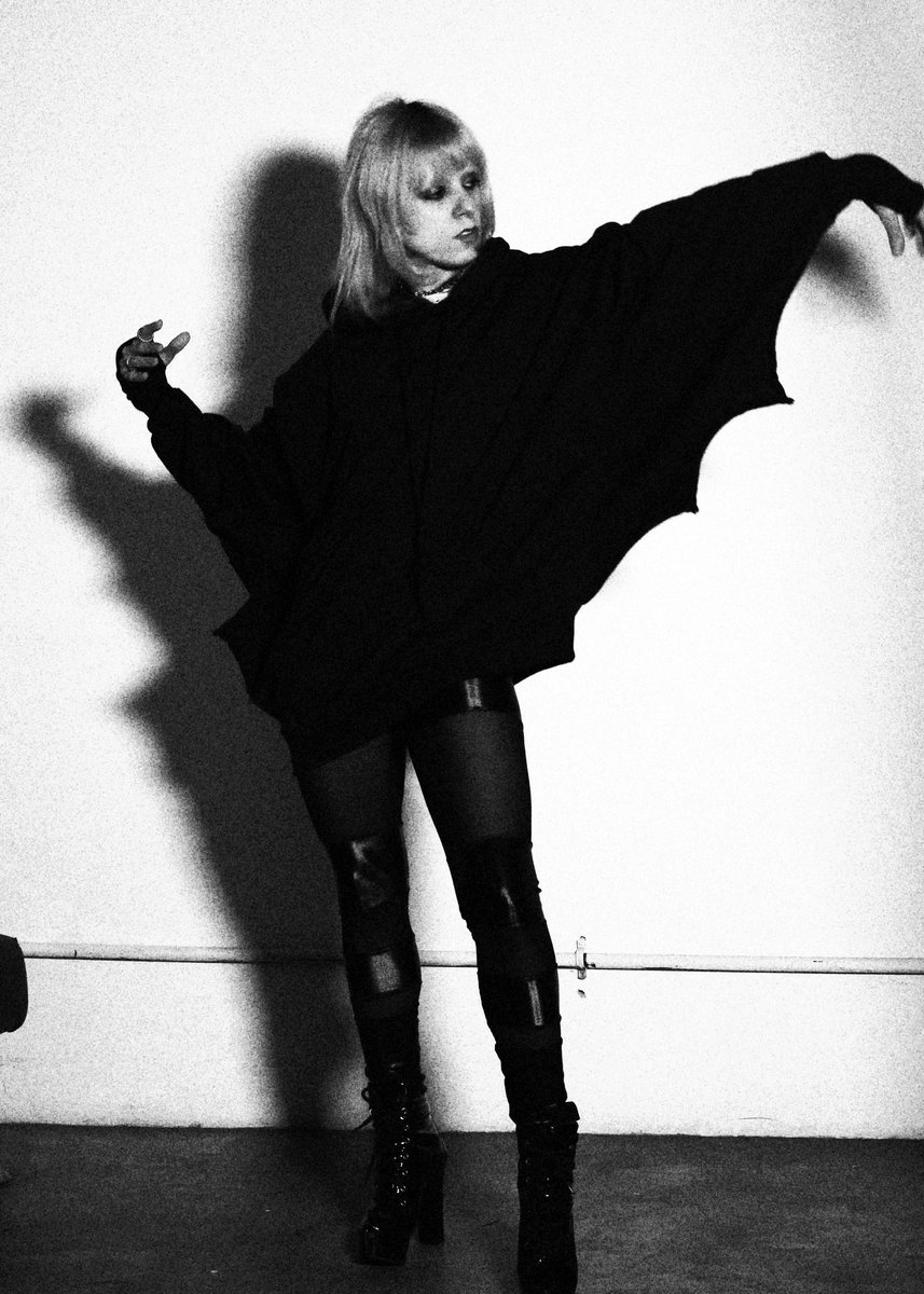 highhighbrand's tweet photo. 1st drop 🦇 >>> moletom madame + legging 2nd skin. 
STORM - the new collection w25

https://t.co/iz1lf4mYRa

#gothfashion #gothicstyle #allblackoutfit https://t.co/44npEEVAyg