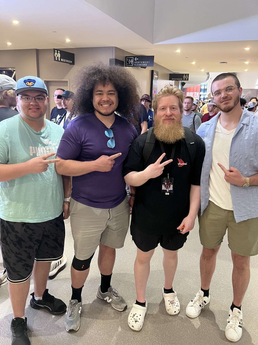 Dir7ycs's tweet photo. Awesome meeting you at Austin Fl0m

 Big hair energy  WAVE GANG https://t.co/bkcd4dVUYp