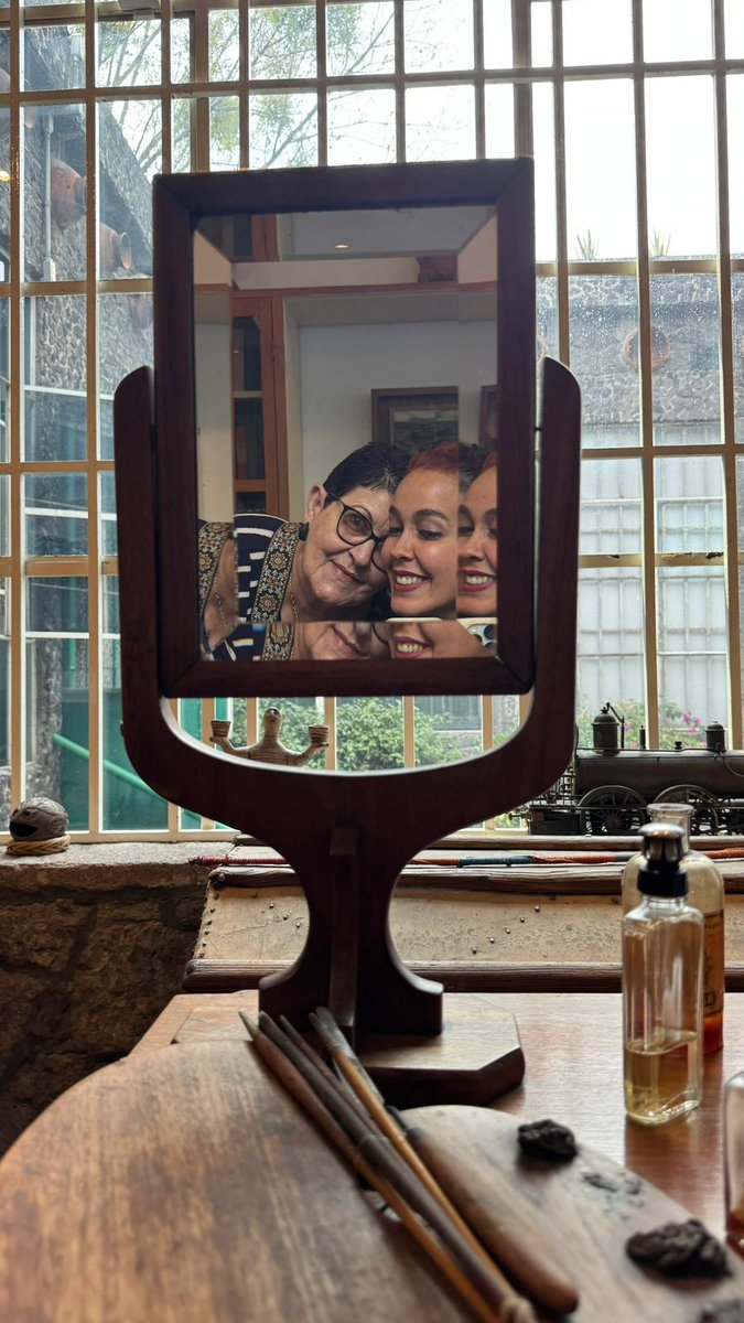 A.M.STGO🙋♀️ (@aleidacuba) on Twitter photo La "Casa azul", llena de murmullos, recuerdos, nostalgias y dolores.
Con una fuerte pasión e identidad; puedes sentir a Frida, amando y odiando, creando y sufriendo.
Enorme para su tiempo.
-Frida.
"Pies, para qué los quiero, si tengo alas para volar."
<a href="/cubalondra/">Alondra Santiago</a> ❤️ La "Casa azul", llena de murmullos, recuerdos, nostalgias y dolores.
Con una fuerte pasión e identidad; puedes sentir a Frida, amando y odiando, creando y sufriendo.
Enorme para su tiempo.
-Frida.
"Pies, para qué los quiero, si tengo alas para volar."
<a href="/cubalondra/">Alondra Santiago</a> ❤️