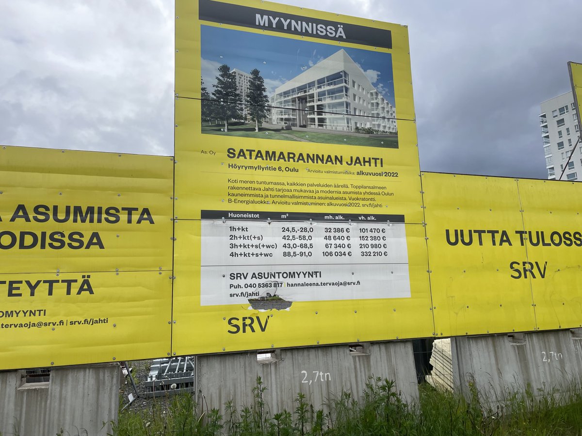 Marliisi's tweet image. Oletteko te ⁦@SRVYhtiot⁩ :llä oikeasti sitä mieltä, että tämmöiset kyltit ja ovat mainosta teille? Aloitusvuosi 2022. Minusta nämä antavat tosi huonon kuvan yhtiöstä. #oulu ⁦@KalevaMedia⁩ Onko niin, ettei ⁦@oulunkaupunki⁩ voi näille mitään? 1/2