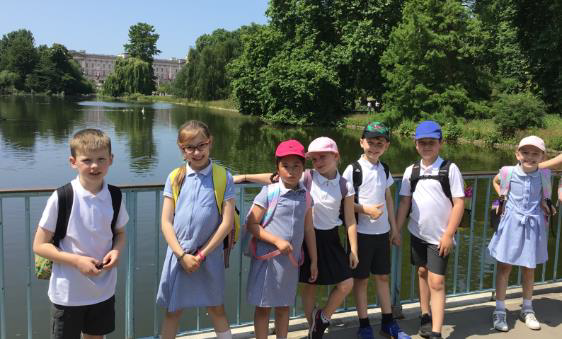 Dovery_Academy's tweet photo. Year 1 and 3 set off to London last week to learn more about Parliament and Democracy as they visited Westminster Abbey. The education lead was so impressed and told us that she had never know children so young knowing all about The Magna Carta!

Well done everyone, a great day! https://t.co/EBVJfHtTrs