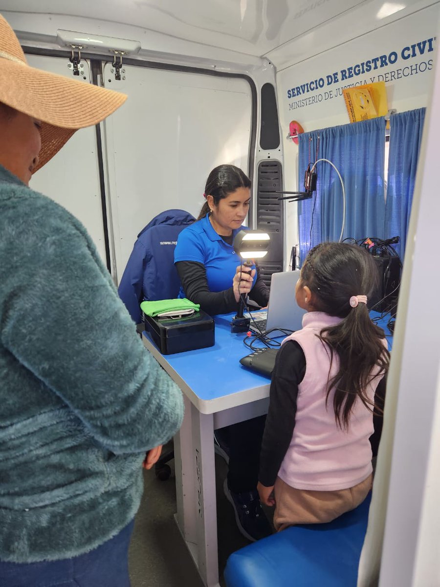 RCivil_Tarapaca's tweet photo. [🚐CivilMóvil] Hoy estamos junto a @IM_HUARA en el Pueblo de #Sibaya acercando nuestros servicios a la comunidad, tramitando cédulas, pasaportes y #ClaveÚnica.

En https://t.co/mh4AgEk7RY solicita atención en terreno para tu institución y/o personas con movilidad reducida. https://t.co/AkpGdGSJFq