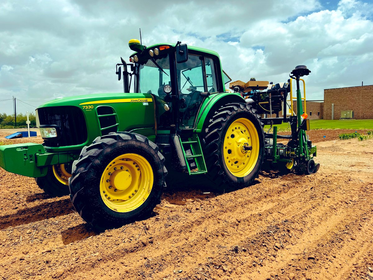 Pradeepku98's tweet image. Finally finished planting this season, 5+ locations and thousands of plots with sunshine, rain, and long days, but the sorghum team made it happen. Huge kudos to this incredible team! #HayesLab #SorghumTeam #PlantingSeason2025 🌱💪