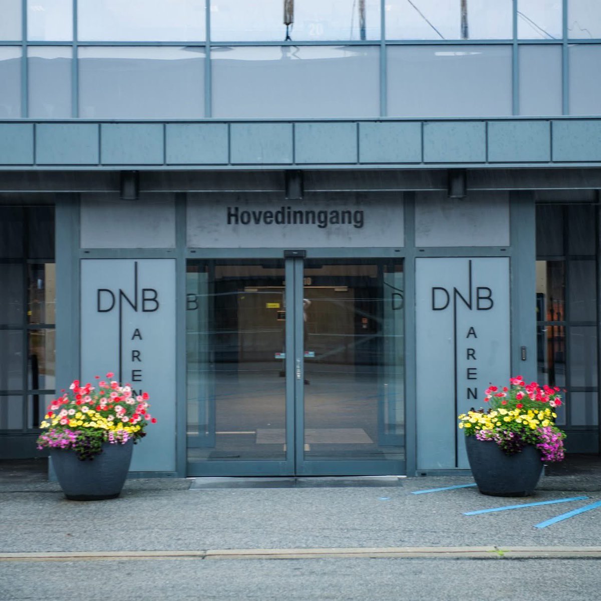 DNB Arena (@dnb_arena) on Twitter photo Javel, nå stikker me snart på feri! 👋 Arenaen er sommerstengt f.o.m mandag 30.juni frem til mandag 4.august. Me krysser fingrene for brukanes vær og ønske deg ein skamfine sommer så lenge! 🌻 Javel, nå stikker me snart på feri! 👋 Arenaen er sommerstengt f.o.m mandag 30.juni frem til mandag 4.august. Me krysser fingrene for brukanes vær og ønske deg ein skamfine sommer så lenge! 🌻