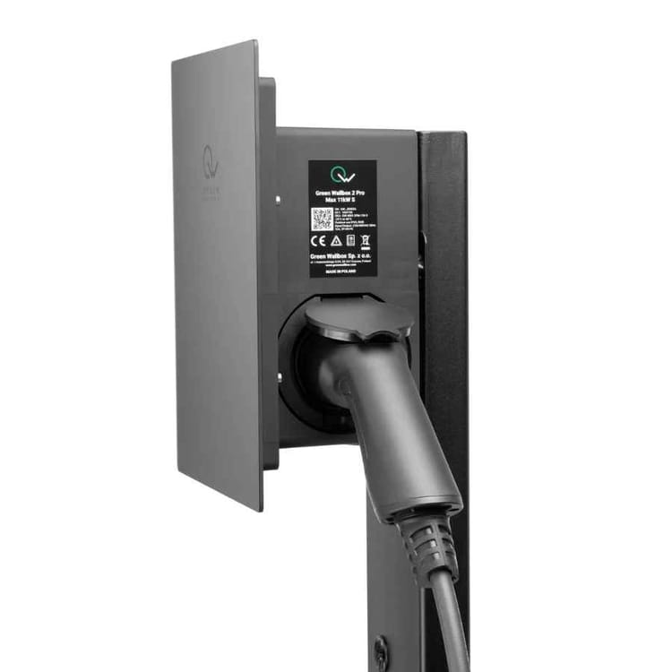 yodabzh35's tweet photo. @GazonBreton Prise domestique 20A, tu peux utiliser des machines puissantes dessus. Pour une Voiture Elec, ça marche mais tu auras une charge lente. J'ai une ZOE et une alimentation 32A et je charge de ~20% à 100% en environ 7/8h avec une prise type 2 donc une wallbox installée sur le mur https://t.co/HmInhntPuK