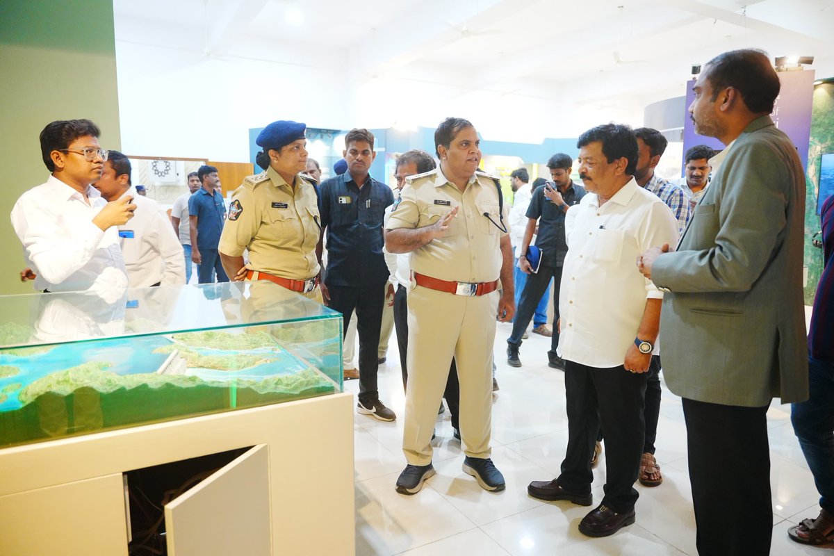 జూన్ 26న రాజమహేంద్రవరం పుష్కర్ ఘాట్ వద్ద జరగనున్న అఖండ గోదావరి పర్యాటక ప్రాజెక్టు శంకుస్థాపన కార్యక్రమం ఏర్పాట్లను పరిశీలించాను.

ఈ కార్యక్రమం ప్రజలందరికీ అందుబాటులో ఉండేలా, ఎలాంటి అసౌకర్యం కలగకుండా అన్ని విభాగాల అధికారులతో సమీక్ష నిర్వహించాను. పుష్కర్ ఘాట్ వద్ద వేదిక ఏర్పాట్లు,