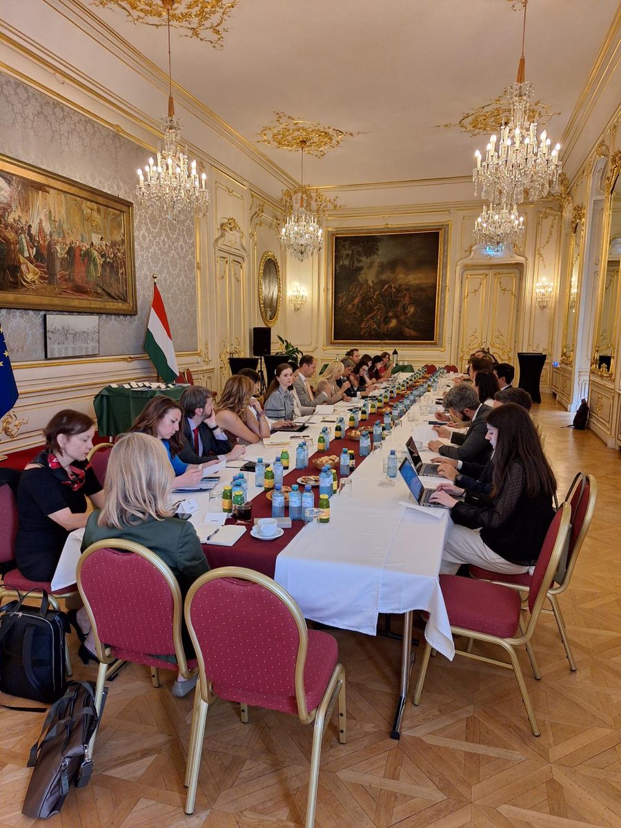 SLOtoVienna's tweet photo. As Chair of the @OSCE #EEC Ambassador Župevc addressed colleagues of the #EU Members &amp; Central Asia at today's expert dialogue, underlining potential for strengthening cooperation within the economic &amp; environmental dimension. Thank you @humissionviu for organising this exchange. https://t.co/D2KStPf5ti