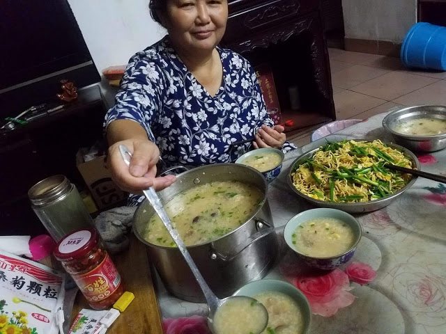 #吴美芬 女 1969年生 广东人 失地农民维权代表
罪名：扰乱国家机关工作秩序罪
近况：一审未见判决
2013年吴美芬的丈夫为村民争取权益被判3年
后其替夫伸冤被迫上访
2020年8月17日其到北京上访时被国家信访局联合连州地方信访局抓捕，后被批捕
2021年4月丈夫被电话告知其在法院受审 #良心犯 #一人一推