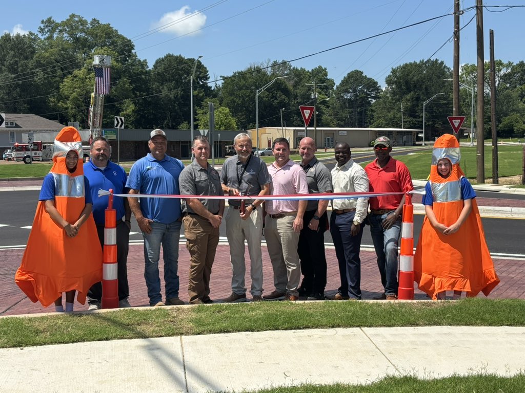 It’s official! The ribbon was cut on the new roundabout at U.S. 51 and Main St. in Senatobia. The $2.9 million contract was awarded to Ste-Bil Grading Inc. The roundabout was opened to traffic last week. <a href="/MississippiDOT/">MDOT</a> <a href="/SenatobiaMainSt/">SenatobiaMainStreet</a>