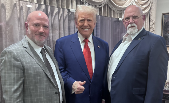 BeenewsdailyB's tweet photo. #Union Chief to Trump: #Longshoremen ‘Stand 100% Behind You’ After Iran Strike. More ... https://t.co/a0vn3hAffD https://t.co/ULAHj9Ikst