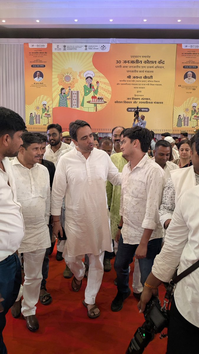 ShubhamTrpathi's tweet photo. आपके इस प्रेम,अपनत्व और सम्मान के लिए सदैव आभारी रहूंगा चौधरी साहब। आप हम सबके अभिमान हैं। बहुत आभार। हृदय से धन्यवाद।

#जयंत_चौधरी #म्हारा_चौधरी
#राष्ट्रीय_लोकदल

@jayantrld
@Office_ChJayant https://t.co/MJHjdkbvVp