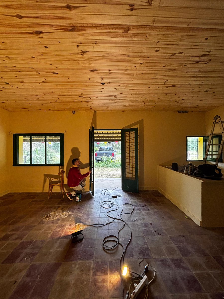 El nuevo salón de La Pulpe tiene techo nuevo, paredes reparadas, heladera restaurada y una pequeña salamandra. Aquí pasaremos las mañanas frías de Julio y Agosto, aquí recibiremos a quienes quieran refugiarse y pasar un rato con nosotros. Aquí se empieza a trazar esta historia.