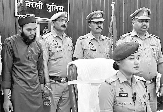 journalismhobby's tweet photo. #UP25 –
- बरेली में 13 साल के मदरसा छात्र से कुकर्म के आरोप में हाफिज नबी हसन गिरफ्तार। पुलिस को आरोपी के मोबाइल से कुकर्म की 30–40 वीडियो मिलीं। ये "हैदरी दल 25" नामक ग्रुप का संचालक भी था। यह ग्रुप पार्कों में दोस्तों संग घूम रही लड़कियों की Video बनाकर वायरल करता था। #UPAJ https://t.co/qZYD9DVQUN