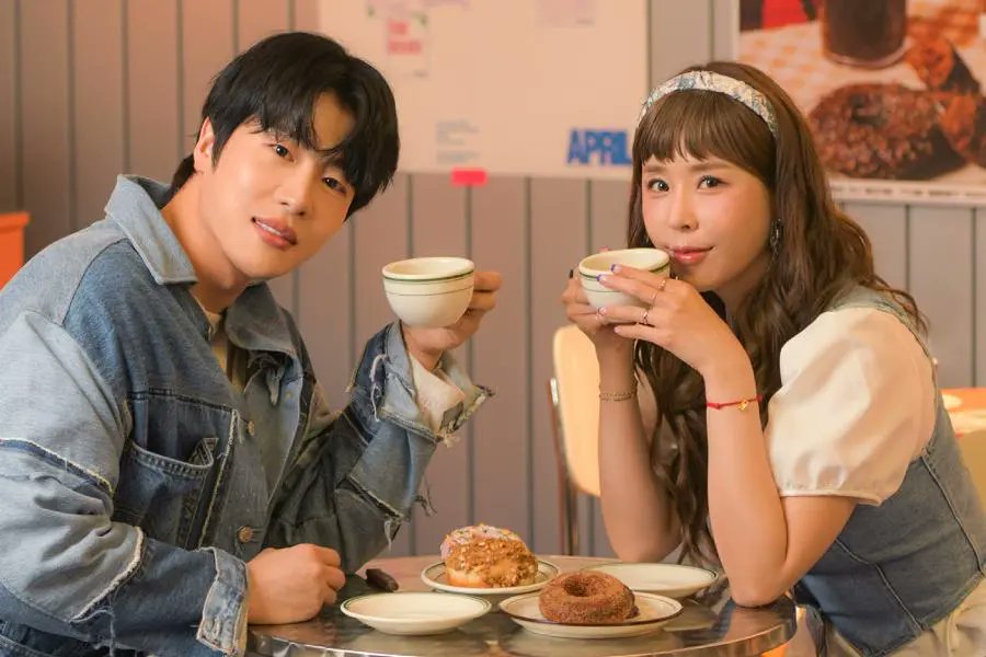revistakoreain's tweet photo. #Shinji (#Koyote) e #MoonOne anunciaram que vão se casar no primeiro semestre de 2026, após serem vistos em sessão de fotos.
O casal lançará o dueto “Salaga Doola” no dia 26 de junho como parte das comemorações.
cr: Soompi https://t.co/rJnTp42BXM