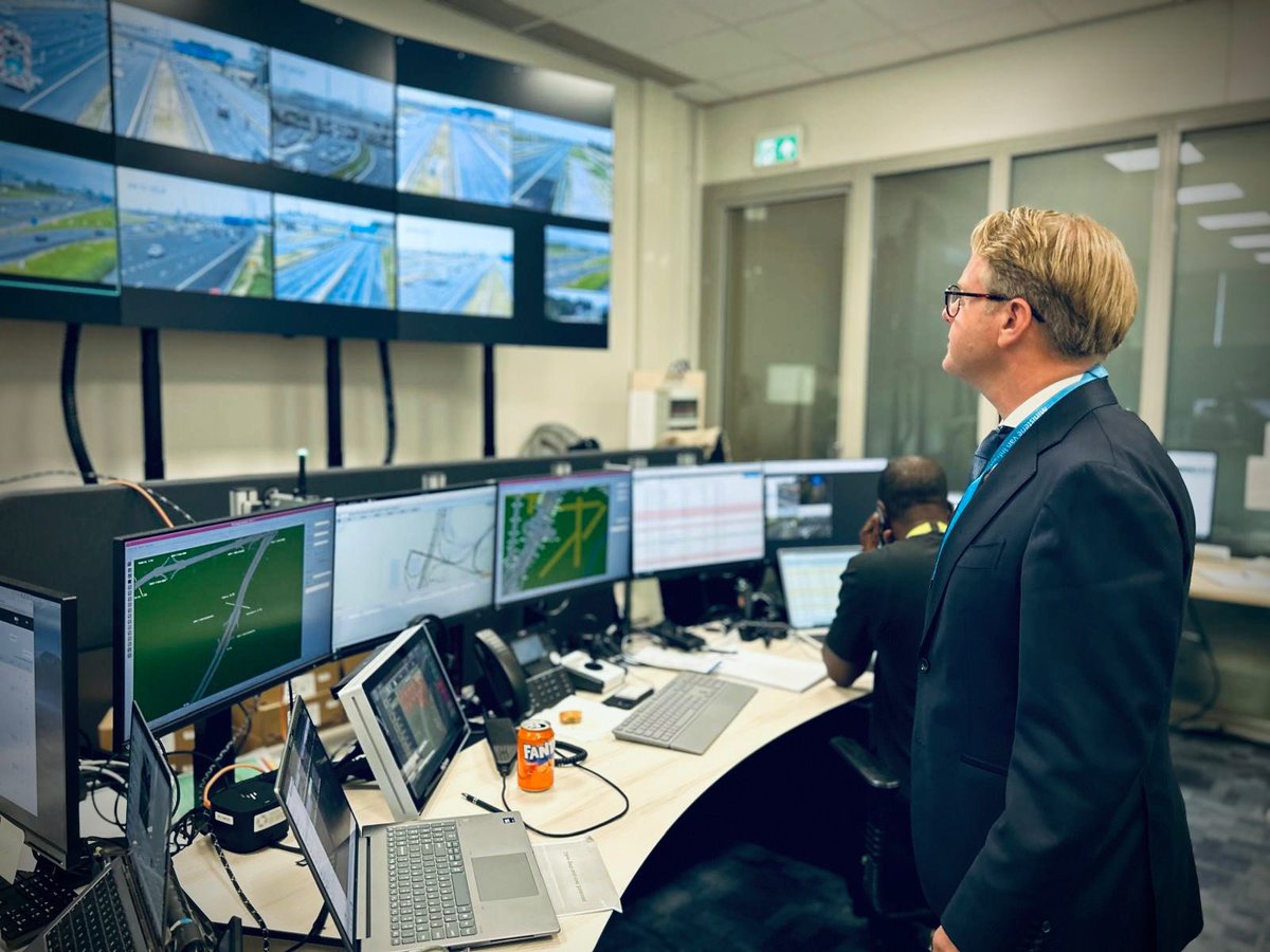 MinisterIenW's tweet image. Veel wegen zijn deels of volledig afgesloten om de NAVO-top in goede banen te leiden. Een enorme verkeersoperatie. Bij een locatie van @Rijkswaterstaat hoorde ik meer over het proces en de werkwijze. Mooi om te zien hoe snel en kundig alle uitdagingen worden aangepakt.