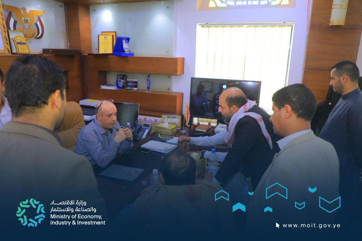 التقى وزير الاقتصاد والصناعة والاستثمار المهندس معين المحاقري ،  المواطنين والتجار ورواد الاعمال والاسر المنتجة ومدراء وممثلي المؤسسات والشركات التجارية والصناعية والخدمية خلال اليوم المفتوح ، واستمع الى شكاويهم ومشاكلهم ، ووجه بسرعة الحلول القانونية لها
moit.gov.ye/ar/wzyr-alaqts…