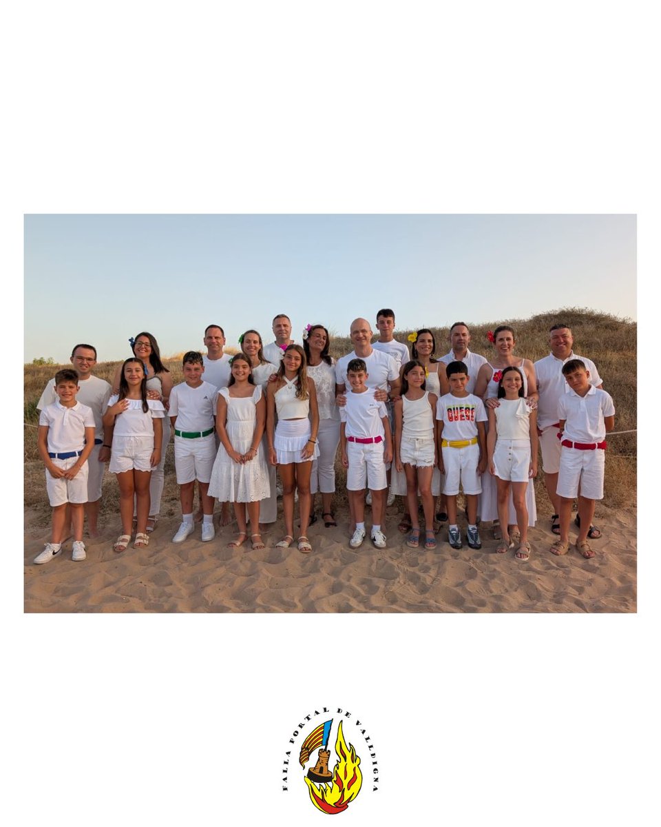 FallaPortal's tweet image. La nostra comissió no vol perdre les tradicions i, un any més, ens vam reunir per a sopar i, tot seguit, demanar els nostres desitjos banyant-nos els peus.
Vam gaudir d'una bonica nit de Sant Joan i els representants de 2026 van viure un dels seus primers combois junts. #Falles26