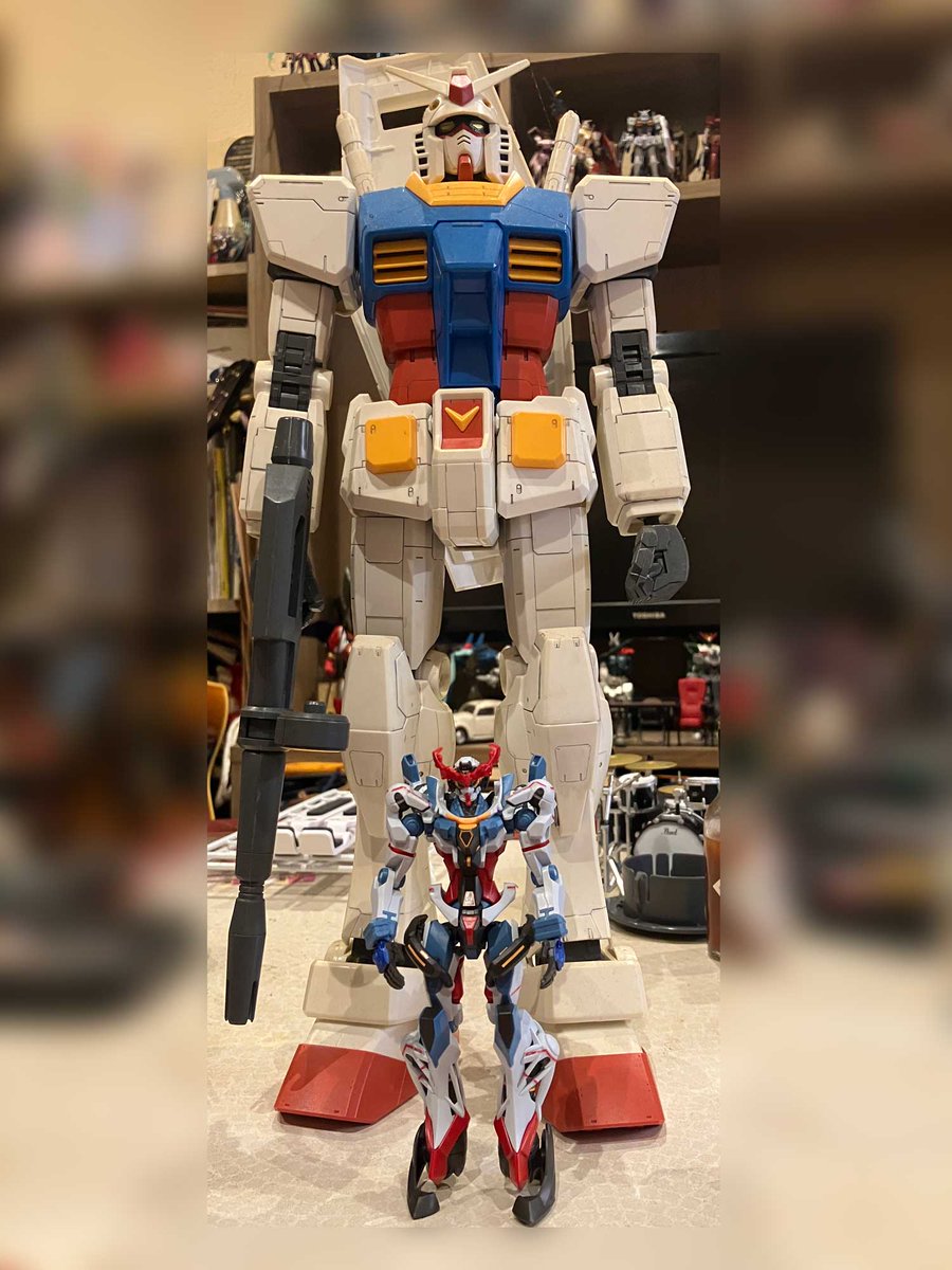 para_kooks's tweet photo. @kinoko_paf メガサイズのガンダムとHGジークアクス並べてみたらこんな感じでしたよ😅 https://t.co/pPBK6vWJvg