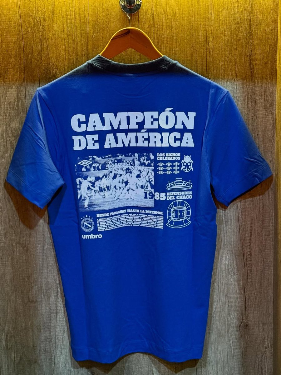 Y esta remera tuvo la particularidad de hacerse en dos colores 🔴🔵⚪️
Bancan?