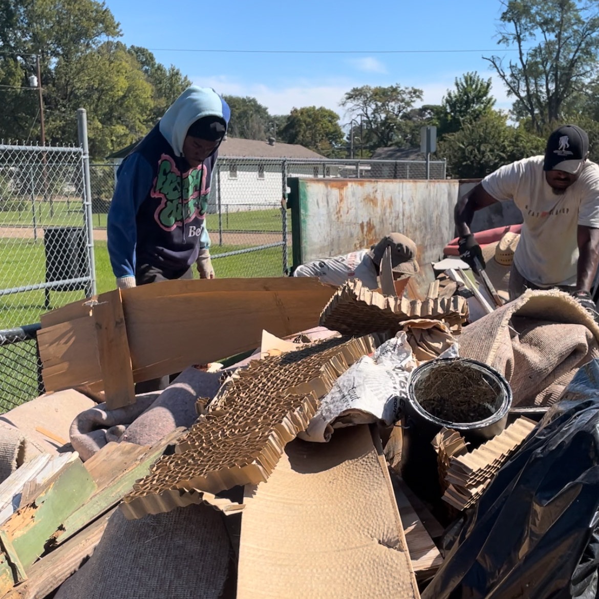 KeepARBeautiful's tweet photo. A community in action! Shout-out to Tiffanie Willis and Vertical Absolute Practical Health for hosting an incredible Keep Arkansas Beautiful cleanup event! https://t.co/TDv9fVeyk4