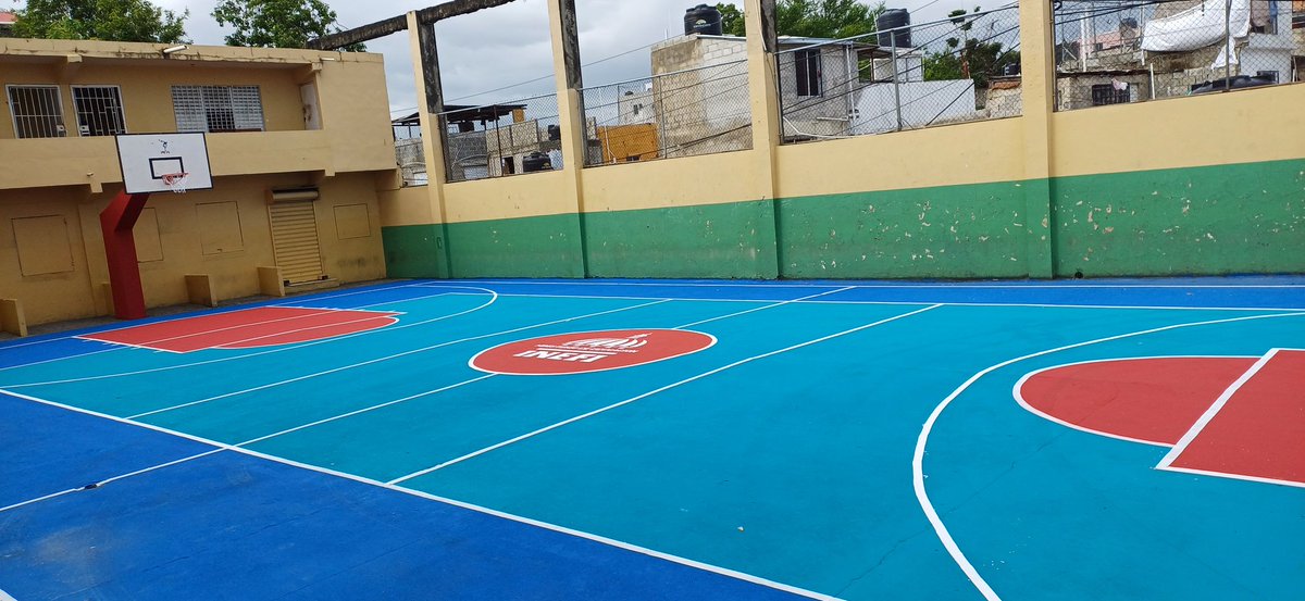 yarimartinez28's tweet photo. Reiteramos las gracias por esta vía al amigo Alberto Rodríguez (@ARenLosDeportes), Director Ejecutivo del INEFI, por escuchar nuestra voz y  acondicionar la cancha del Liceo Técnico Parroquial San Pablo Apostol. 👏👏👏 Cc: @JoseMonegro @vozdelfanatico @JLMendoza_ 
@juliansuero https://t.co/MdCucmp5zL