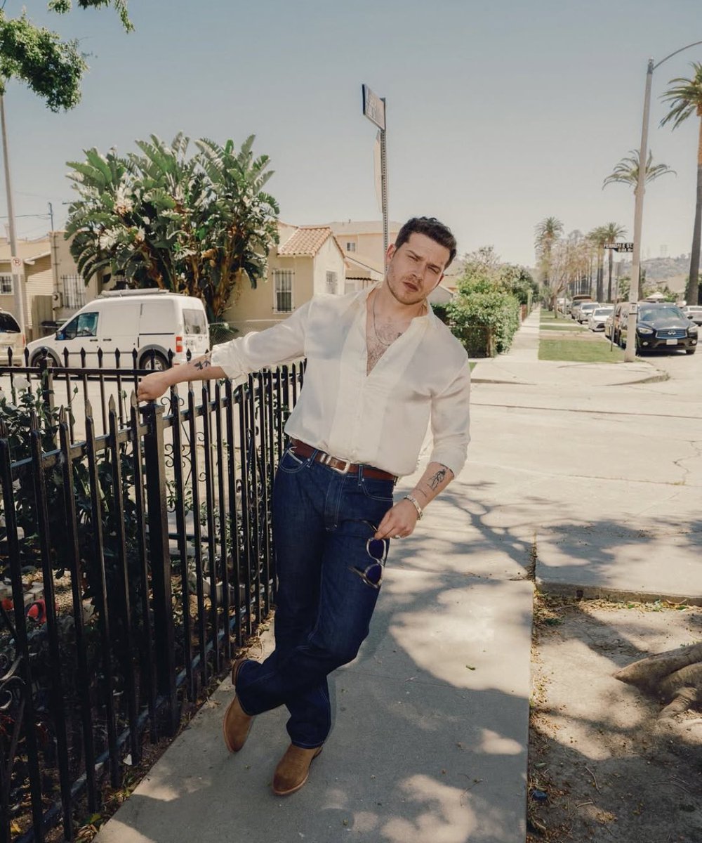 garfield taking pictures of buck outside tommy’s house for him in that fic real canon event