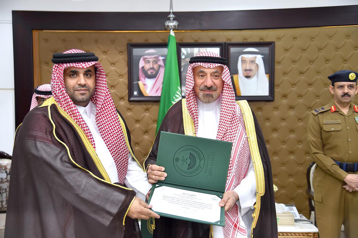 Najran_Univers's tweet photo. #أمير_نجران يُكرّم #جامعة_نجران ضمن الجهات المشاركة في أعمال #موسم_الحج لهذا العام، تقديراً لدورها في استقبال وتوديع #ضيوف_الرحمن عبر منفذ الوديعة البري، في إطار جهودها المجتمعية ومساهمتها الوطنية المتكاملة مع بقية القطاعات. https://t.co/JIr1W6QI5a