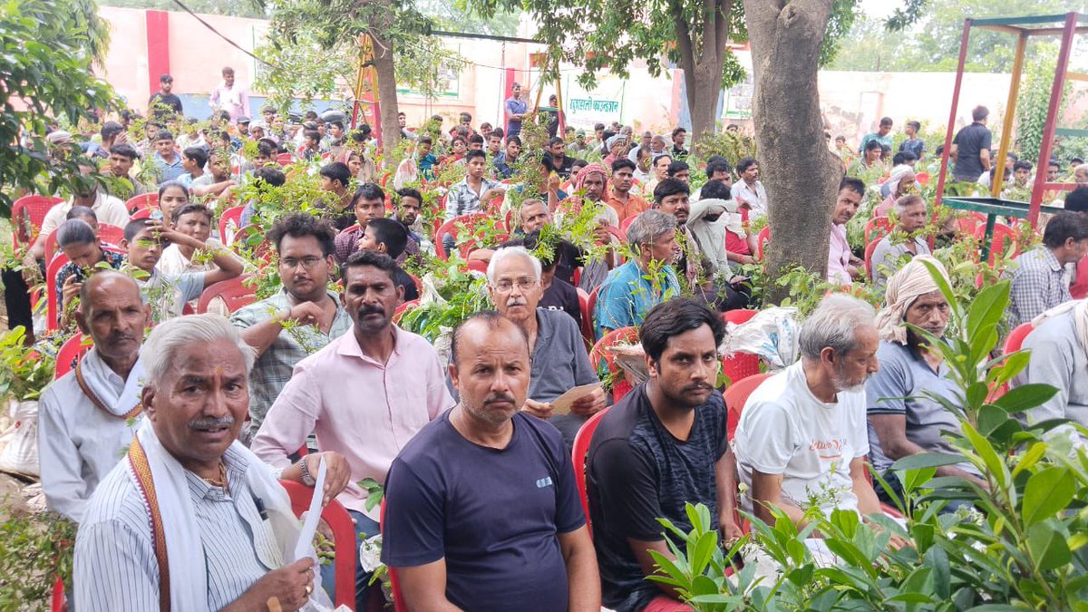 KhushhaliF's tweet photo. On June 24, 2025, Khushhali Foundation organized a free fruit plant distribution program for farmers at Pt. Jayaram H.S.S. School, Mahavan, Mathura.
Each farmer received 10 high-quality fruit plants, 4,000 fruit-bearing plants were distributed to 382 farmers https://t.co/erSI8SDRjd