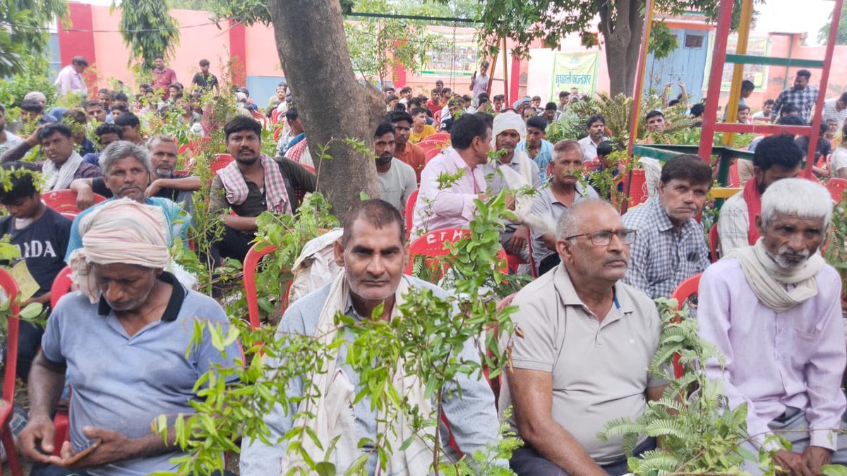 KhushhaliF's tweet photo. On June 24, 2025, Khushhali Foundation organized a free fruit plant distribution program for farmers at Pt. Jayaram H.S.S. School, Mahavan, Mathura.
Each farmer received 10 high-quality fruit plants, 4,000 fruit-bearing plants were distributed to 382 farmers https://t.co/erSI8SDRjd