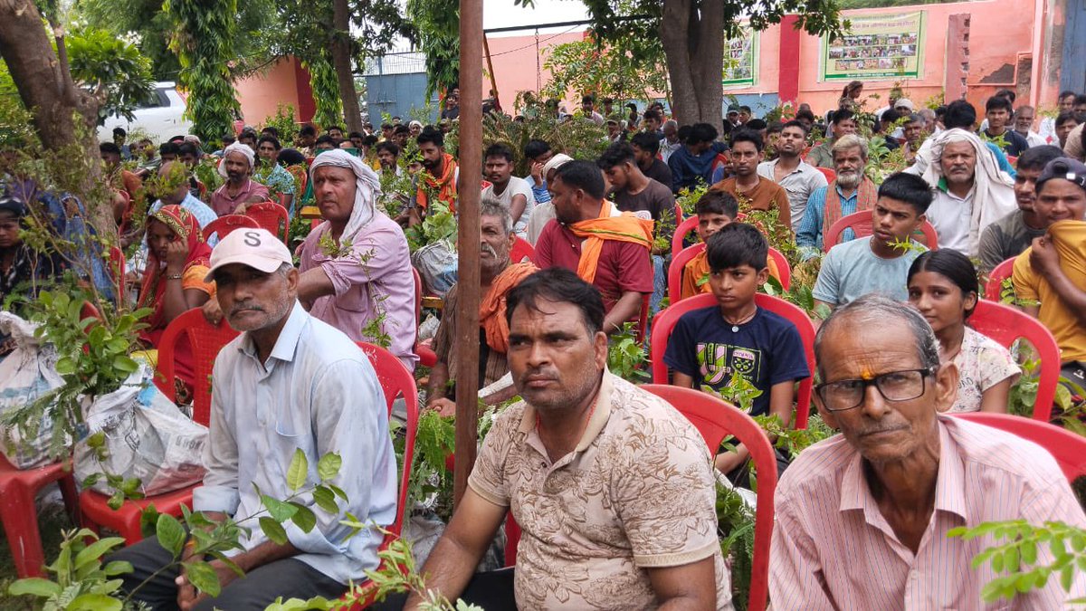KhushhaliF's tweet photo. On June 24, 2025, Khushhali Foundation organized a free fruit plant distribution program for farmers at Pt. Jayaram H.S.S. School, Mahavan, Mathura.
Each farmer received 10 high-quality fruit plants, 4,000 fruit-bearing plants were distributed to 382 farmers https://t.co/erSI8SDRjd