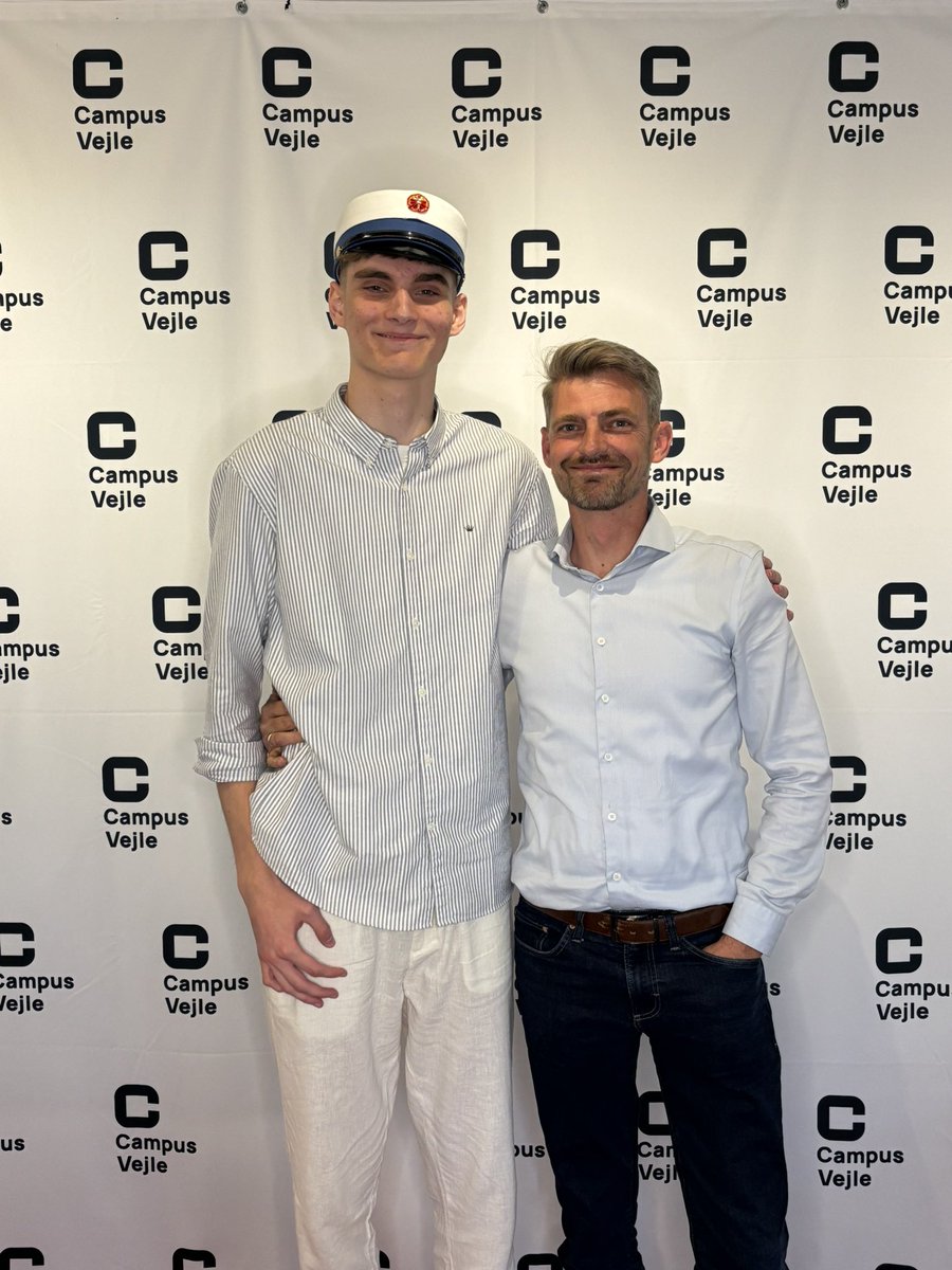lundgaard_niels's tweet photo. En kriger, en grinder, en undervurderet spiller og en teamplayer med hjertet 💯 i de hold han er med - og nu en flot og velfortjent student 
#pappalundgaard er stolt af en fantastisk ung mand
@LuNd9aardCS: jeg ser frem til at følge dig under dit år med 100% fokus på CS ❤️ https://t.co/lI4g703s0v