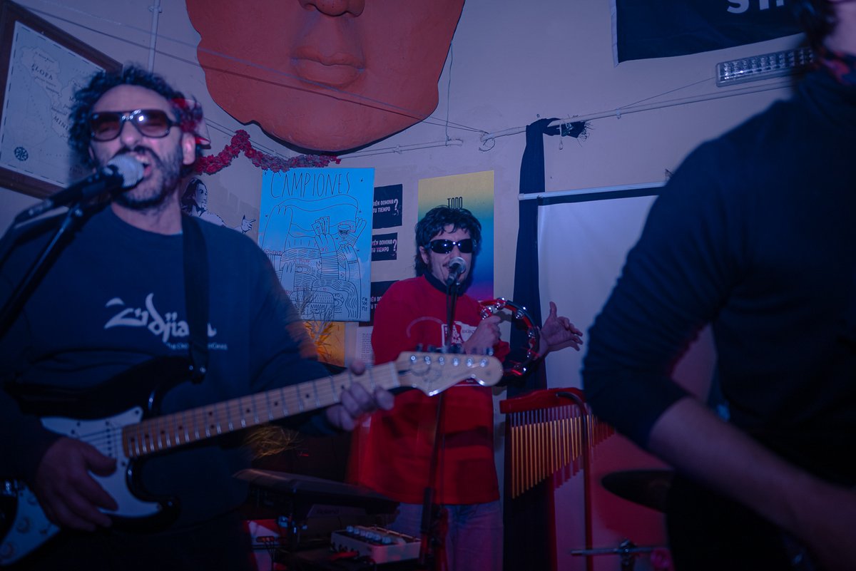 Fotos del recital del viernes en Monte Grande.  Gran noche inundada de gente, vasos de birra y exhalaciones de humo y vapor.  Nos vemos este sábado en Espacio Cultural Laberinto, Morón 🐓