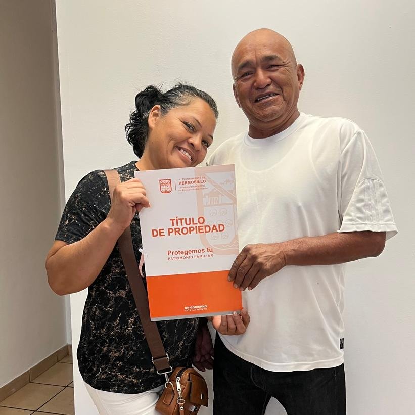 Promotora Inmobiliaria continúa cumpliendo su compromiso con las familias hermosillenses al brindar certeza jurídica en su patrimonio. En esta ocasión, Gabriela Lagarda Reynoza y Teodoro Granillo Durazo,  de la colonia Solidaridad, recibieron con alegría su título de propiedad."