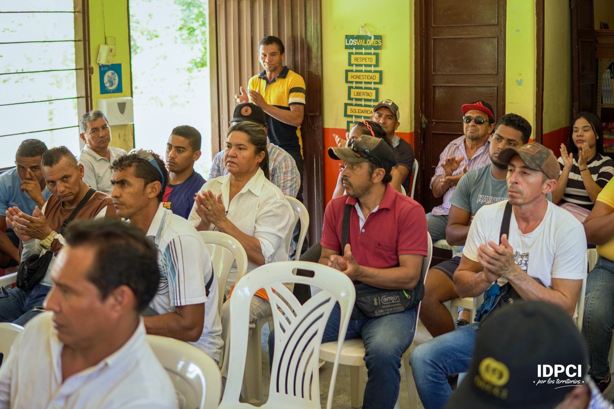 🛤️🌿 #RegalíasParaLaVida | Caminos que conectan territorio. 

La IDPCI llegó a la comunidad indígena Wiwa Imanagaga (Hatico de los Indios) , en el municipio de San Juan del Cesar, La Guajira, para socializar el proyecto:
“Mejoramiento de la vía que comunica el sector productivo