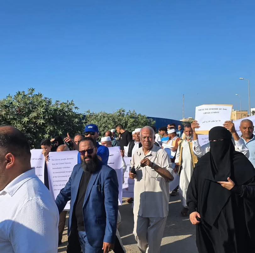 Benghazi606's tweet photo. مظاهرة أمام مقر البعثة الأممية في جنزور تطالب باسقاط حكومة الدبيبة و تشكيل حكومة موحدة تزامناً مع إحاطة المبعوثة تيتيه لمجلس الأمن. https://t.co/6W63m3NSC2